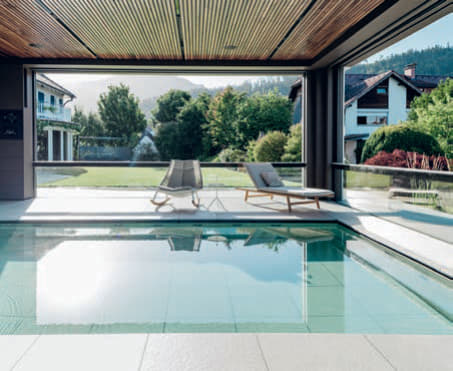Im Sommer sorgt er für Abkühlung, im Winter dient er als Wellnessoase. Dank den Senkfenstern von Air-Lux kann dieser Pool übers ganze Jahr genutzt werden.