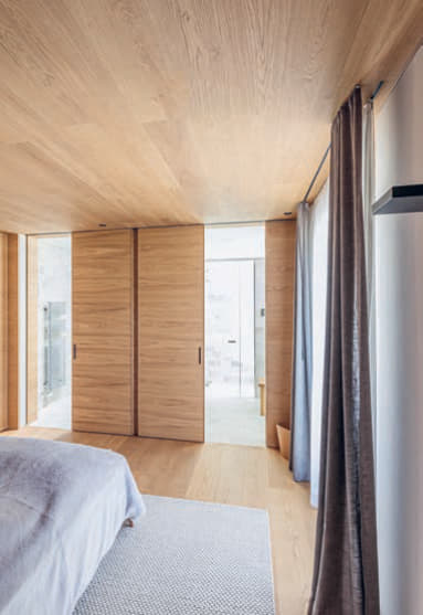 Im ganzen Haus treffen Stein und Holz aufeinander. Mit diesem Materialmix wollte die Bauherrschaft ein modernes Chalet realisieren.
