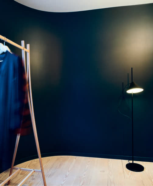 Schlafzimmer und Ankleide haben dunkelblaue Wände. Über die Wirkung der Farbe konnte sich die Bauherrschaft vorab selbst einen Eindruck verschaffen, als sie das Haus der Innenarchitektin be- sichtigte. Denn die gleiche Farbe kam auch bei ihr zu Hause zum Einsatz.