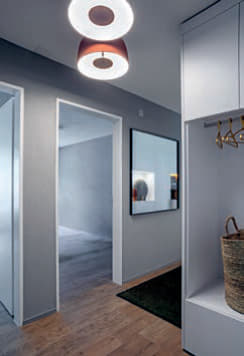 Wandfarben von Farrow & Ball in pudrigen Nuancen kamen durchgehend zum Einsatz. Im Flur wählte Robine Reolon den gleichen Grauton wie im Wohnzimmer.