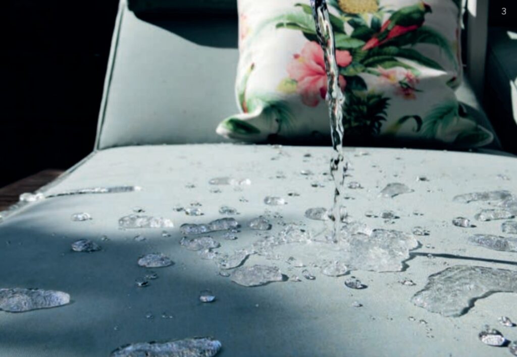 Auf den Hightechtextilien perlt das Wasser ab und kann einfach abgeschüttelt werden.