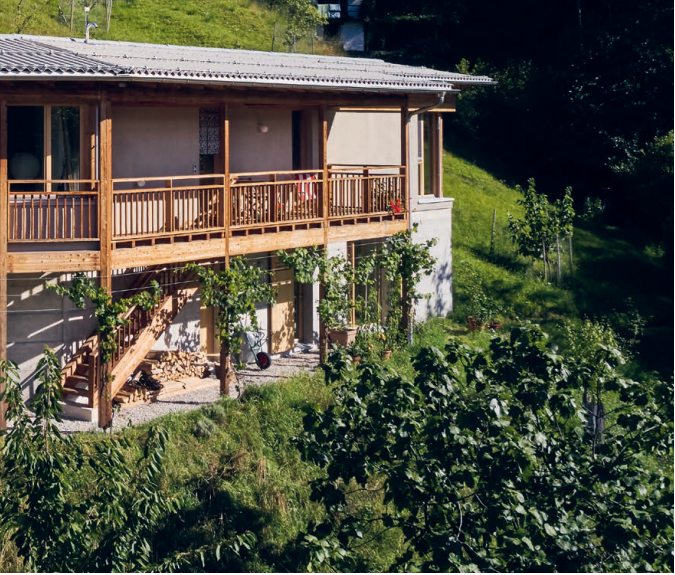 The detached house nestles against the topography of this property on the hill above Lake Maggiore. Since the loamy soil made construction difficult, the basement is designed as an uninsulated exposed concrete base.