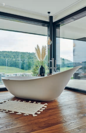 Im Elternschlafzimmer gibt es eine frei stehende Badewanne, von der man bei einem entspannenden Bad die Aussicht auf die Natur geniesst.