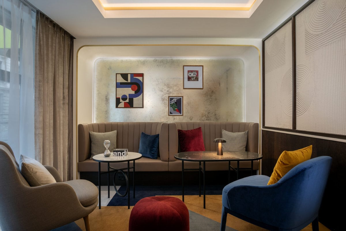Hotel-Lounge mit farbigen Textilien
