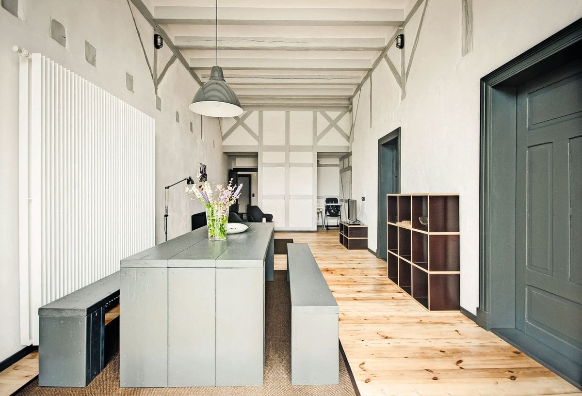 In der Dielenwohnung mit moderner Küchenzeile herrscht ein einmaliges Raumgefühl.