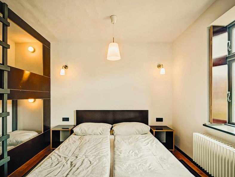 In den zwei Schlafzimmern befindet sich neben dem Doppelbett je ein Doppel-Alkovenbett.