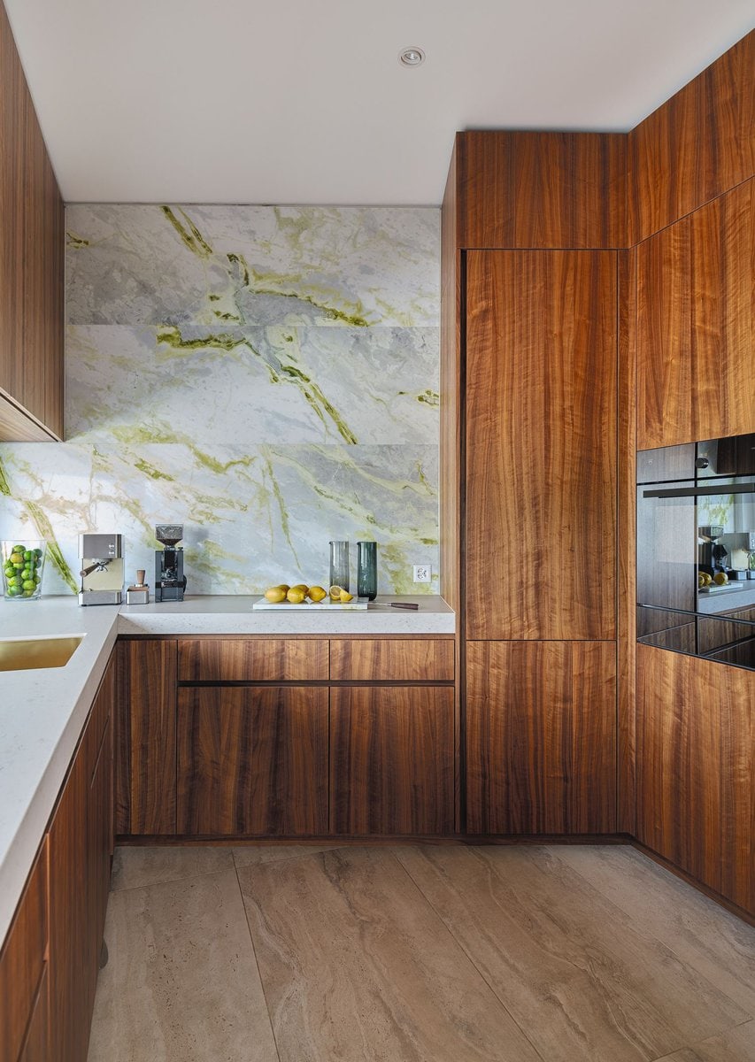 Auch die Küche punktet mit ihrer Quarzit-Wand. Das Waschbecken mit Einhebelmischer von Grohe ist in der Ausführung «Cool Sunrise» gebürstet.