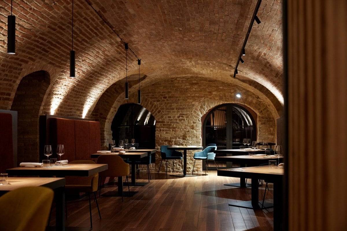 Das angeschlossene Gourmet-Restaurant «Radici» befindet sich in alten Gewölben aus dem späten 19. Jahrhundert und bietet eine gemütliche und elegante Atmosphäre.