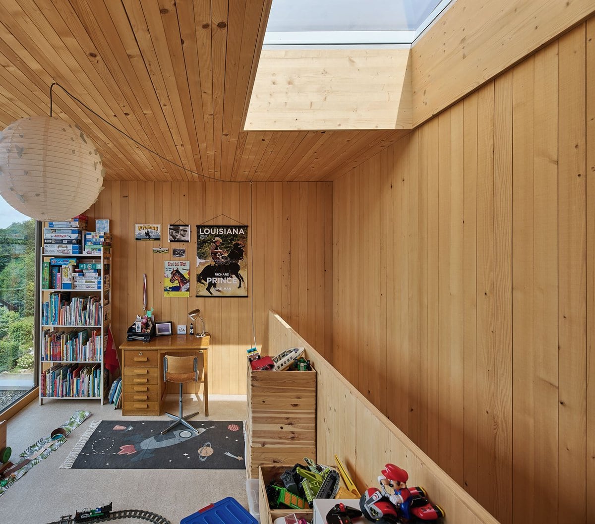 Von der Küche führt eine Treppe ins Dachgeschoss, wo der Sohn heute sein Kinderzimmer hat. Später könnte hier ein Büro eingerichtet werden.