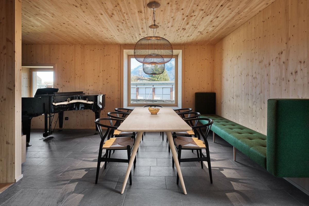 Während der Innenausbau bereits vom Architekturbüro geplant war, hat die Bauherrschaft viel Zeit und Kreativität in die Möblierung investiert. Mit einem befreundeten Architekten wurden viele Möbel auf Mass gefertigt.