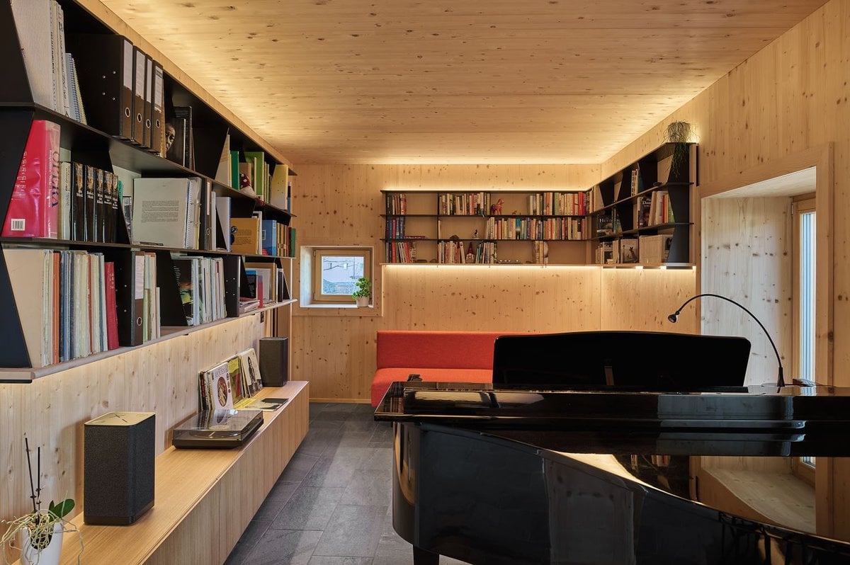 Während der Innenausbau bereits vom Architekturbüro geplant war, hat die Bauherrschaft viel Zeit und Kreativität in die Möblierung investiert. Mit einem befreundeten Architekten wurden viele Möbel auf Mass gefertigt.